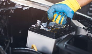 Perawatan Aki Basah Mobil