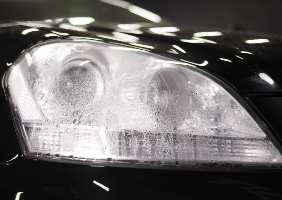 lampu mobil berembun