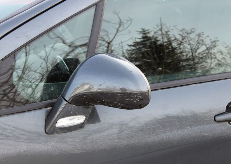 kaca mobil berdecit